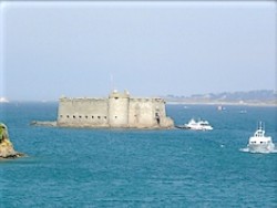chateau du taureau en baie de morlaix à 30 min du gite de Bretagne