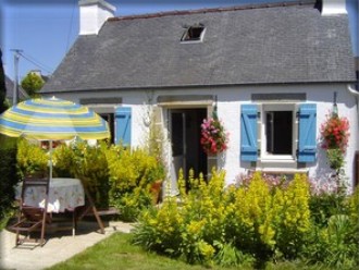 Le petit gite Bretagne 2 personnes donne sur un petit jardin clos et se trouve � proximit� des principales commodit�s du bourg de scrignac