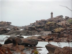 pendant votre s�jour en bretagne allez contempler le phare de Ploumanach cote de granit rose