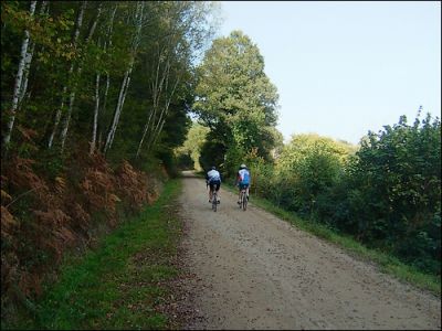faire du vélo sur la voie verte qui relie carhaix à morlaix et qui passe à 4 km du gite